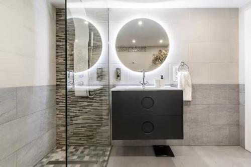 甘迪亚Habitaciones privadas en precioso piso compartido的一间带水槽和镜子的浴室