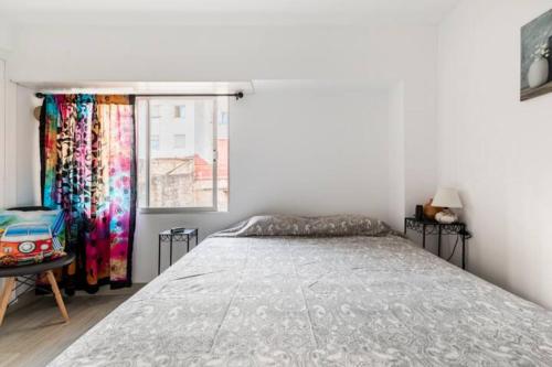 甘迪亚Habitaciones privadas en precioso piso compartido的一间卧室设有一张大床和一个窗户。