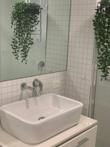 墨尔本Carlton Stunning View Apartment with Free Parking -2的浴室设有白色水槽和镜子