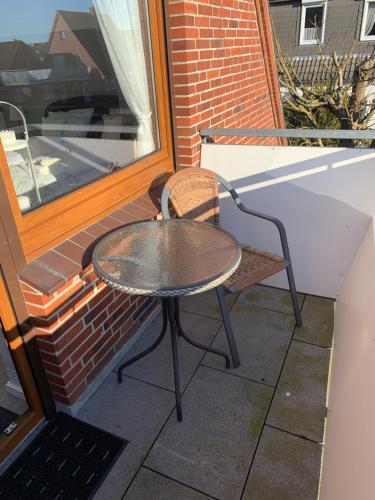 比苏姆Ferienwohnung und Appartementvermietung Haus-Kaiser的天井上的一张小桌子和椅子