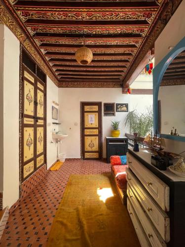 马拉喀什Hostel Kech Vibe的带沙发和木制天花板的客厅