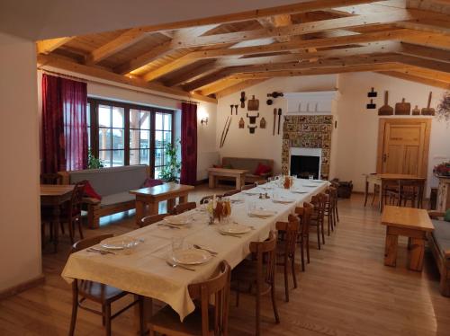 KrempnaHajstra的大型用餐室配有长桌和椅子