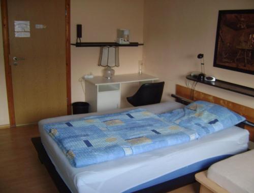 埃森Gemütliches Zimmer 2 Et Inkl Parkplatz nach Verfügbarkeit的一间卧室配有一张带蓝色被子的床