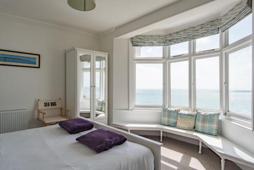 福克斯通Seagulls by Bloom Stays的一间卧室设有一张床和两个窗户。