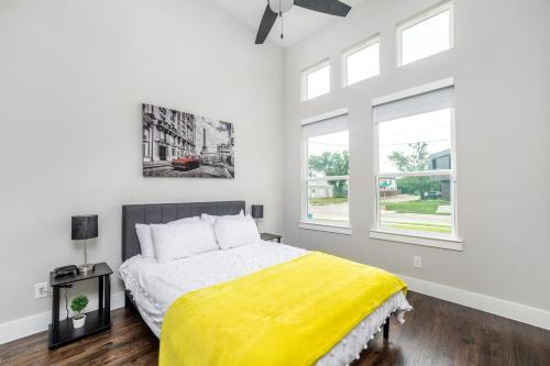 达拉斯Spectacular 4BRs Home in Downtown Dallas的一间卧室配有一张黄色毯子床