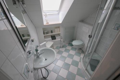 VollersodeCasa alla Torre的一间带水槽和卫生间的浴室