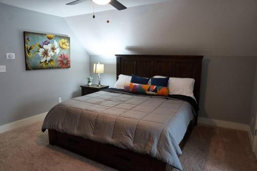 孟菲斯Modern Midtown home with 3 king beds的卧室配有一张床,墙上挂有绘画作品