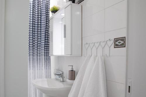 ZipárionIliana's House的白色的浴室设有水槽和淋浴。