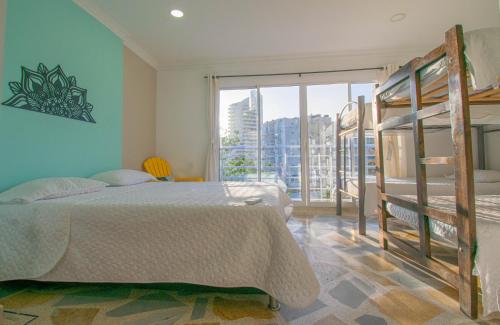 GairaAventureros 360 Alojamiento & Tours的一间卧室设有两张双层床和大窗户