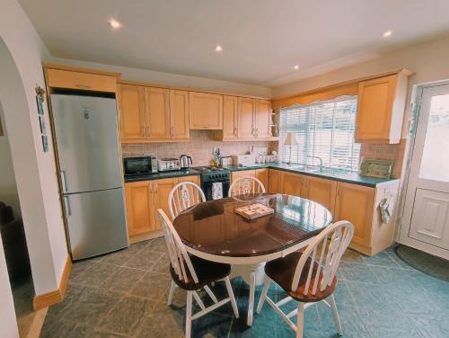 恩尼斯Tower View Lodge的厨房配有桌椅和冰箱。