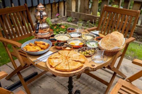 里泽Safir Doğa Evleri的一张木桌,上面有食物和面包
