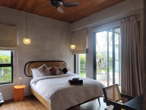 波德申Ocean Nadi 4 Bedrooms Beachfront Villa PD的一间卧室设有一张床和一个大窗户