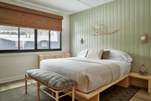 普莱西德湖Bluebird Lake Placid的一间卧室设有一张床和一个窗口