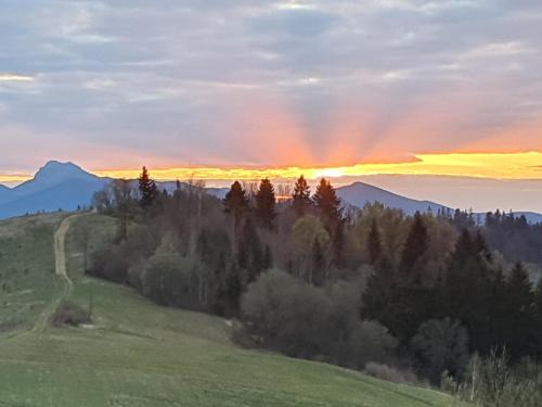 Drevenice Osádka的天上带彩虹的山上日落