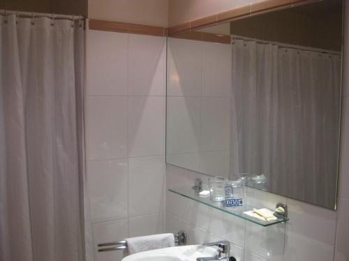 奥里特斯Hotel Rural Loizu的一间带水槽和镜子的浴室
