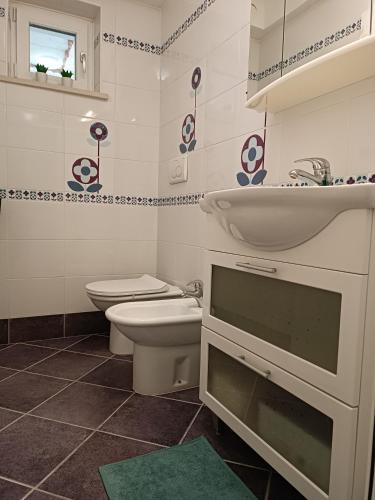 新戈里察Apartma 31的浴室配有卫生间、盥洗盆和卫生间。