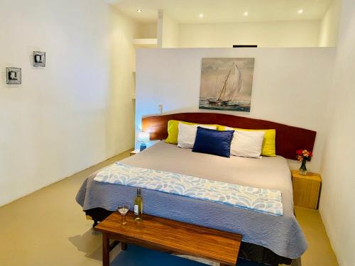 塔马林多Antema Lodge Secteur Tamarindo, piscine, yoga, gym, jungle et paix的一间卧室配有一张大床和木制床头板