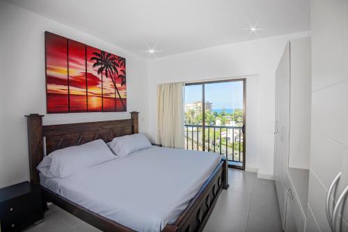 雅科Jaco Bay 6701 - Maikol Arias的一间卧室设有一张床和一个大窗户