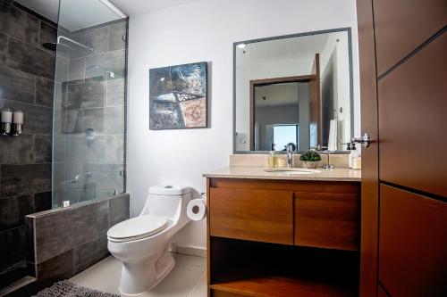 雅科Jaco Bay 6701 - Maikol Arias的浴室配有卫生间、盥洗盆和淋浴。