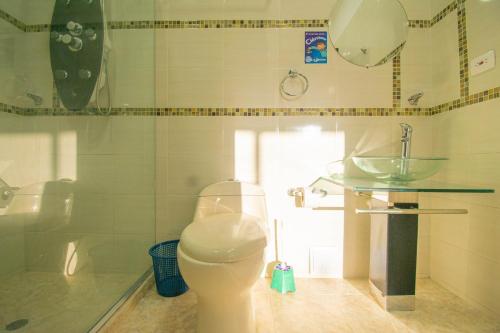 GairaAventureros 360 Alojamiento & Tours的一间带卫生间和水槽的浴室