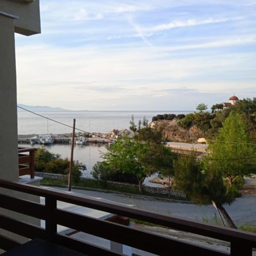 依诺罗达Porto Athos apartments的从房子的阳台上可欣赏到水景