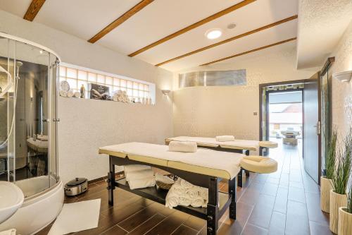 克卢奇堡Sommer Residence Hotel&Spa的一间带两个盥洗盆、浴缸和卫生间的浴室