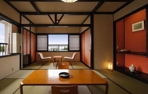 藏王温泉Zao Onsen Omiya Ryokan的客厅配有桌椅