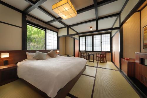 藏王温泉Zao Onsen Omiya Ryokan的卧室设有白色大床和窗户。