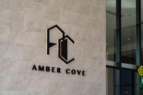 马六甲Amber Cove Impression City Melaka By Dawn Stay Free Netflix的建筑物一侧的标志