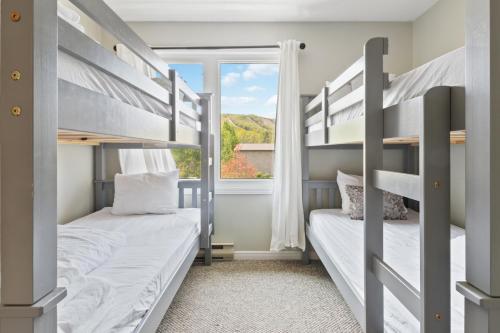 蓝山Mountain View Wintergreen Home 84140的带窗户的客房内的两张双层床