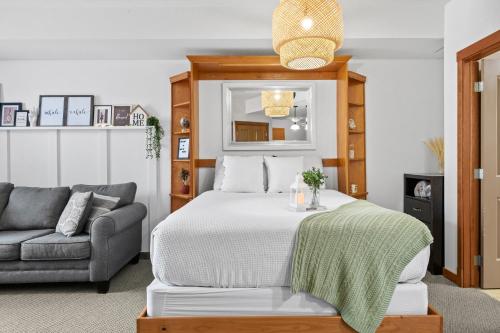 坎莫尔⭐️ Luxury Mountain View Studio in Canmore ⭐️的一间卧室配有一张床和一张沙发