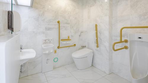 印西Toyoko Inn Imba Nihon-idai Ekimae的白色的浴室设有卫生间和水槽。
