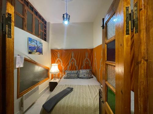 梅克内斯DAR ALKATIB MEKNES的一间小卧室,配有床和窗户