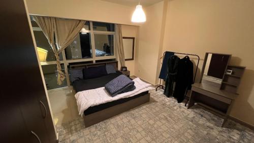 阿布扎比Prestigeo Guest House Abu Dhabi的一间小卧室,配有床和窗户