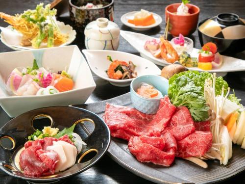 MiyajiTsuruya / Vacation STAY 59065的餐桌,盘子上放着食物和碗