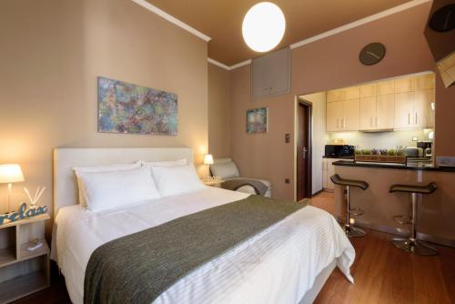 雅典阿莫尼克公寓的一间带大床的卧室和一间厨房