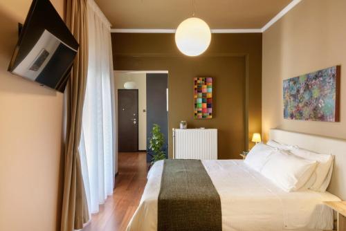 雅典阿莫尼克公寓的酒店客房,配有床和电视