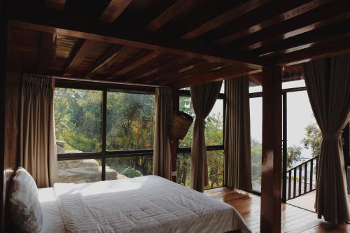 三岛县Samma Stay Tam Đảo的一间卧室设有一张床和一个大窗户