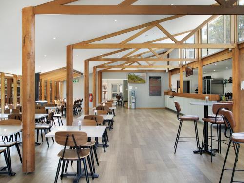 弗林德斯山脉维尔盆纳庞德度假酒店的一间带桌椅和木梁的用餐室