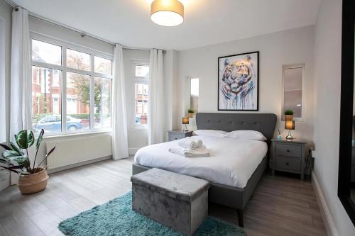 曼彻斯特The Safari House - Your Ultimate Relaxation Destination的一间卧室设有一张床和一个大窗户