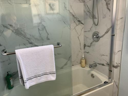 圣布鲁诺SFO New Comfortable Studio的带淋浴和白色毛巾的浴室