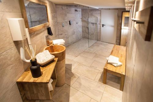 兰格尔斯海姆因姆坦奈格鲁德酒店的带淋浴和盥洗盆的浴室