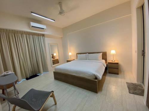峇都丁宜By The Sea - UBTS SMART ENTERPRISE的一间卧室配有一张床和一把椅子