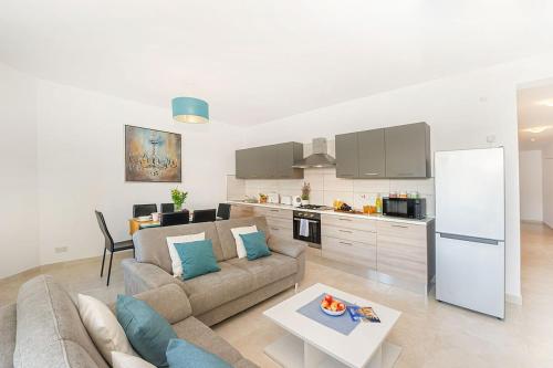马萨尔福恩Hillock Residence Apartments的带沙发的客厅和厨房