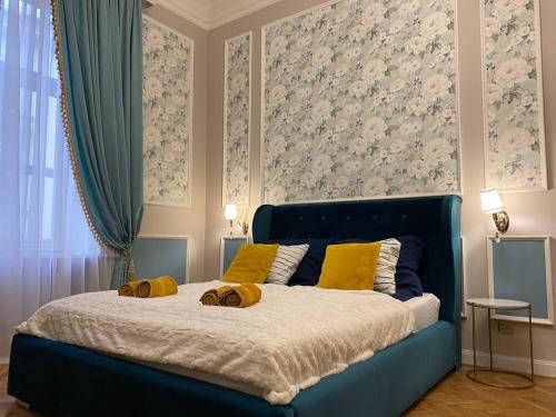 克拉科夫Radiance Residence的一间卧室配有蓝色的床和黄色枕头
