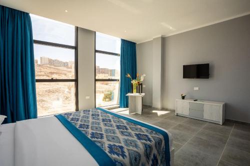 赫尔格达Shellghada Blue Beach的一间卧室设有一张床和一个大窗户
