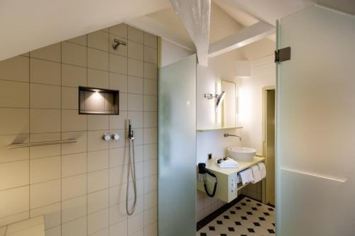 斯派克Hotel Krone Speicher的带淋浴和盥洗盆的浴室
