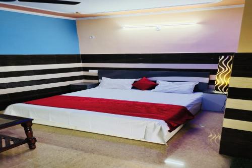 Super OYO Riverview Resort And Restaurant客房内的一张或多张床位
