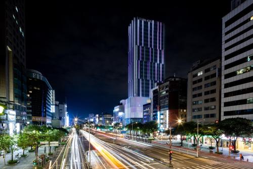 台北索拉利亚西铁饭店台北西门的一条晚上有高楼城市街道