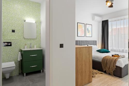 锡比乌6Rooms的一间卧室配有床、水槽和卫生间